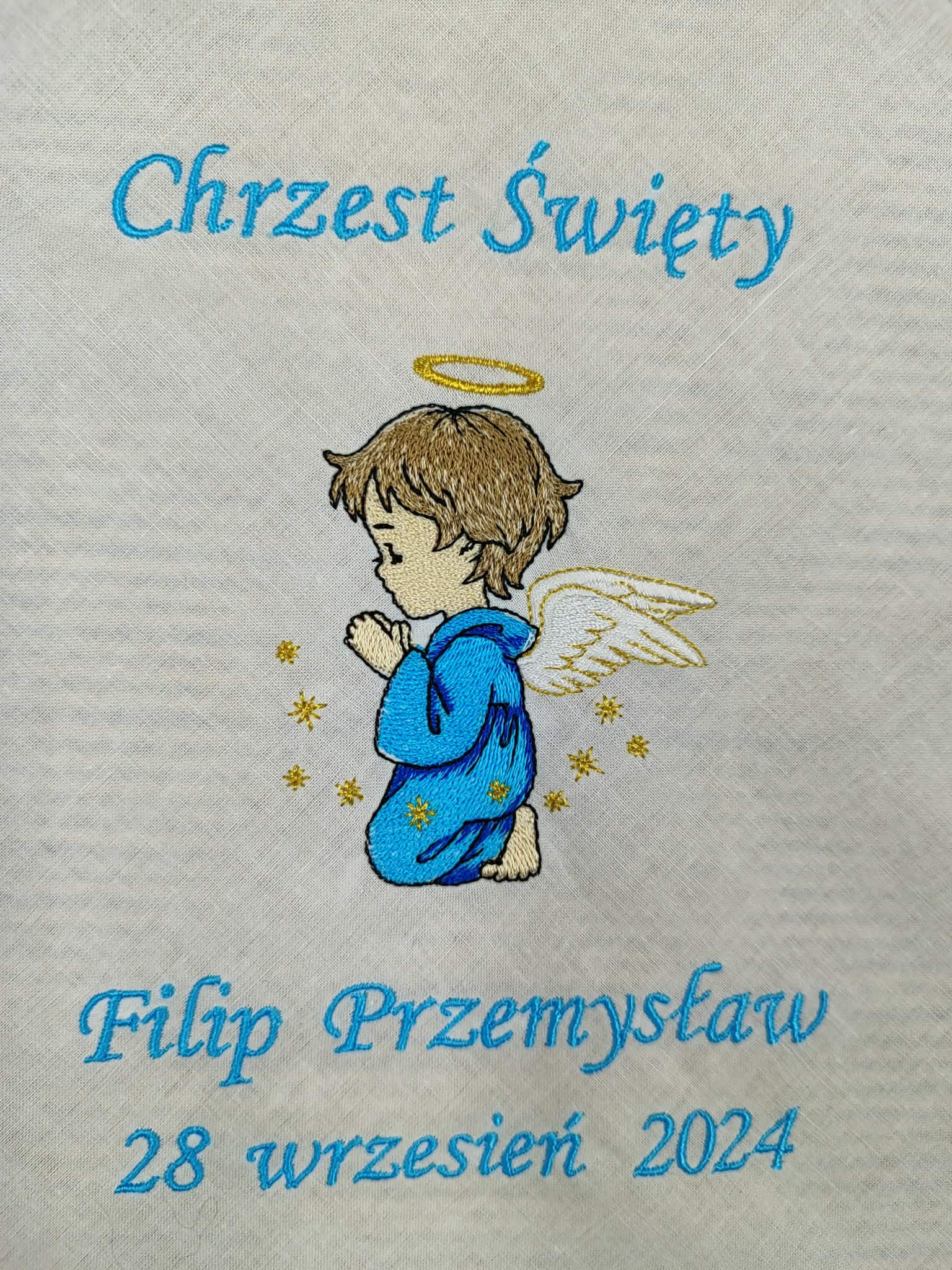 Bawełniana szatka do Chrztu Świętego z haftem klęczącego aniołka - obrazek 5