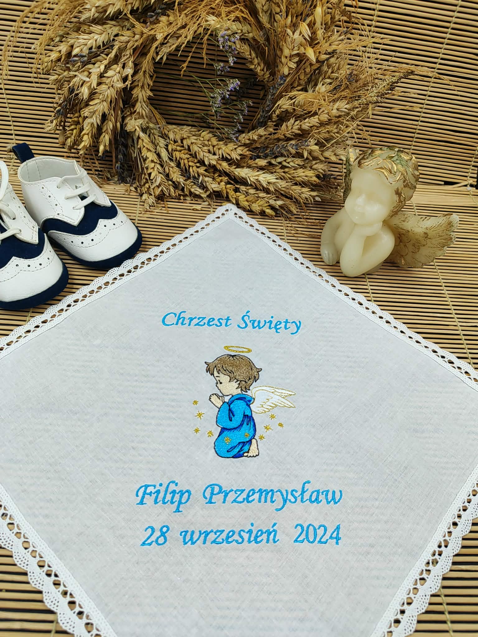 Bawełniana szatka do Chrztu Świętego z haftem klęczącego aniołka - obrazek 6