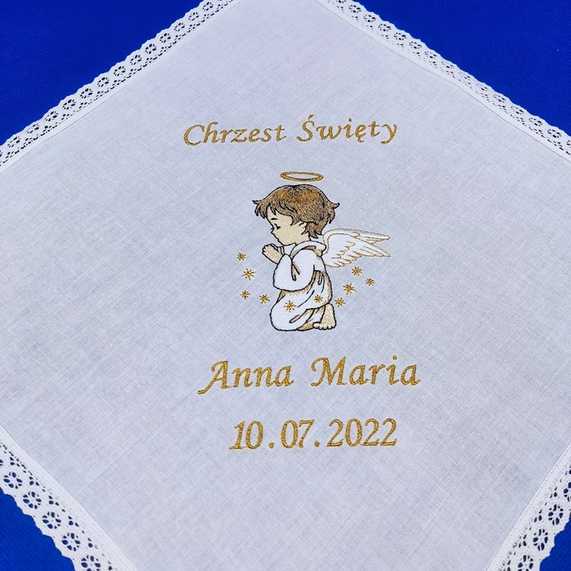 Bawełniana szatka do Chrztu Świętego z haftem klęczącego aniołka - obrazek 3