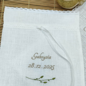 Woreczek lniany z haftowanym imieniem ,datą i motywem gałązki